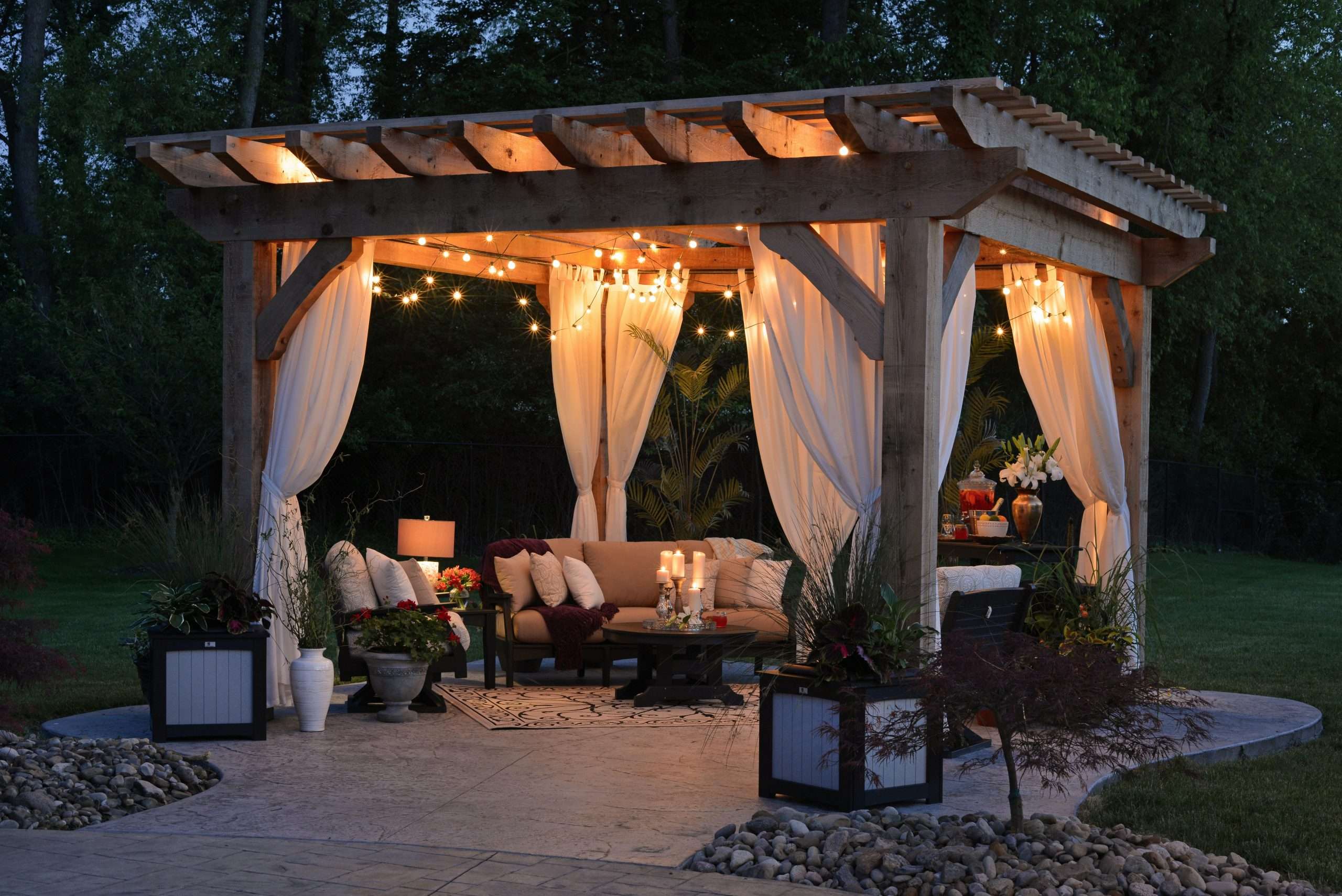 Pergola u vrtu